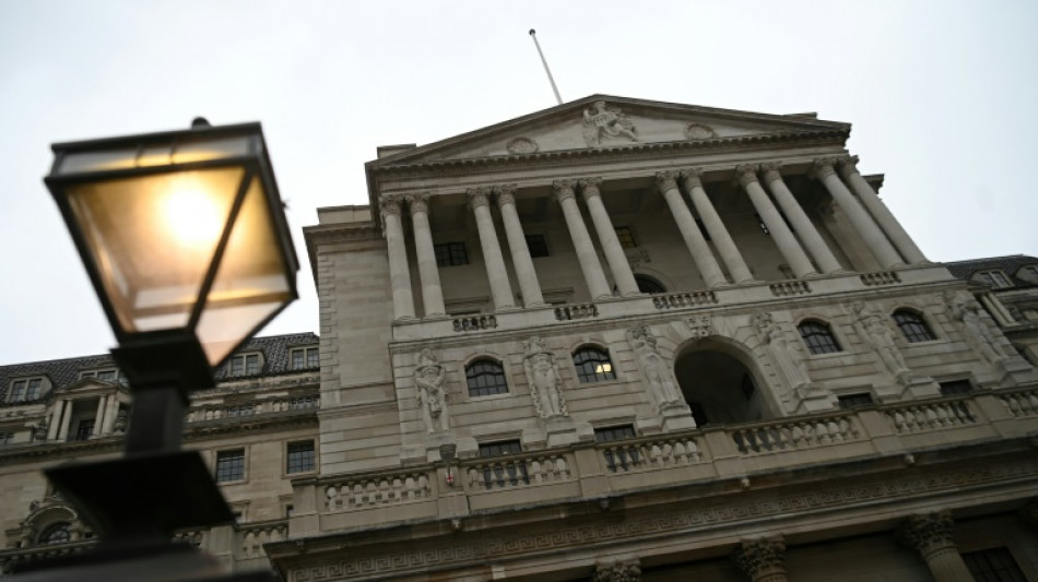 La Banque d'Angleterre relève son taux à 2,25%, prévoit une récession
