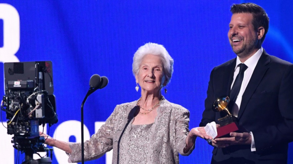 "Nunca es tarde": cantante de 95 años se lleva el Grammy Latino a artista revelación