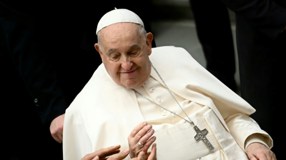 El papa se cae y sufre una contusi&oacute;n en un brazo, pero sin fractura