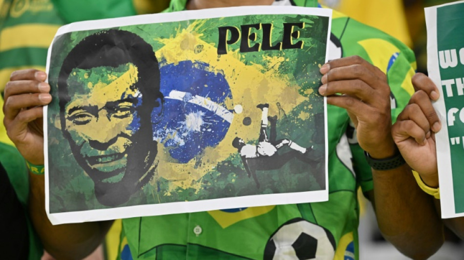 Familiares de Pel&eacute; lo acompa&ntilde;an en el hospital en Navidad