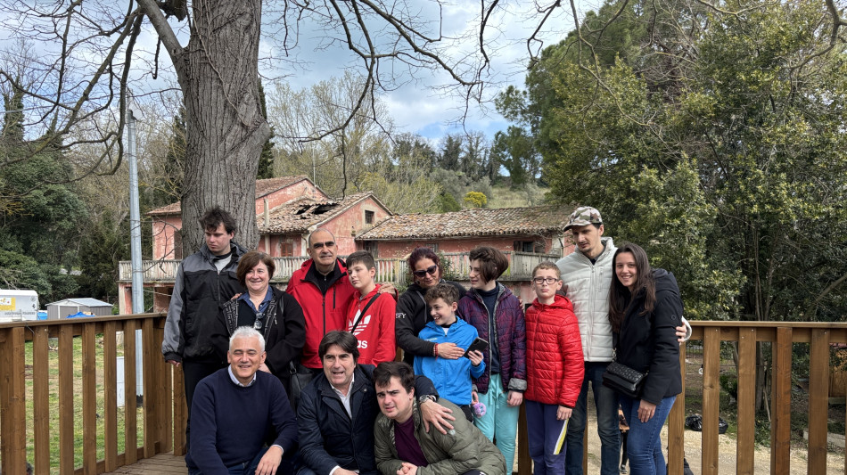 A Pesaro per uno spettacolo, Elio visita due realt&agrave; sociali