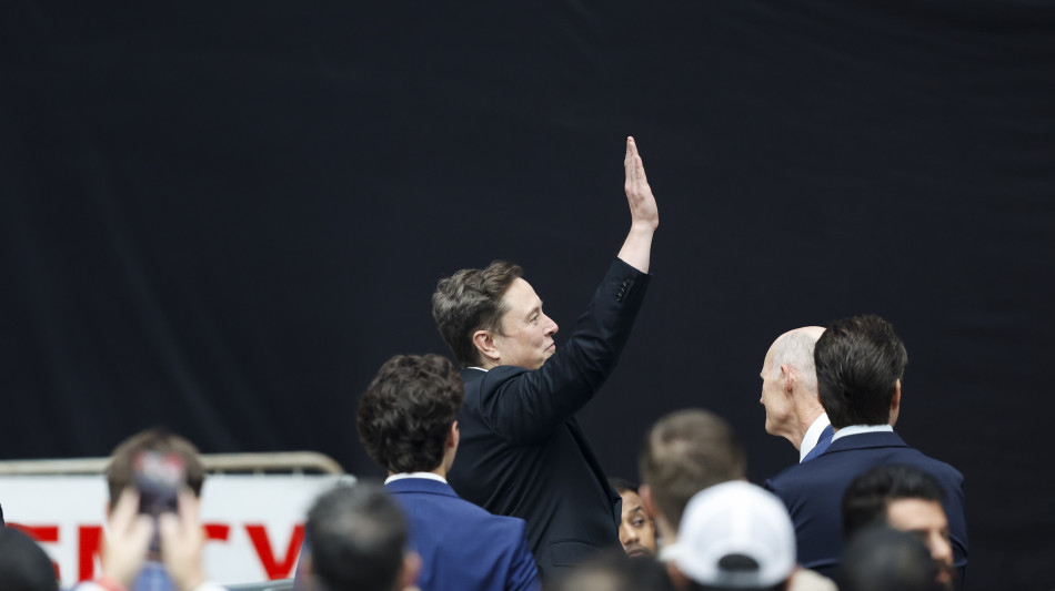 Colloquio fra Trump e Musk ai funerali di Kirk