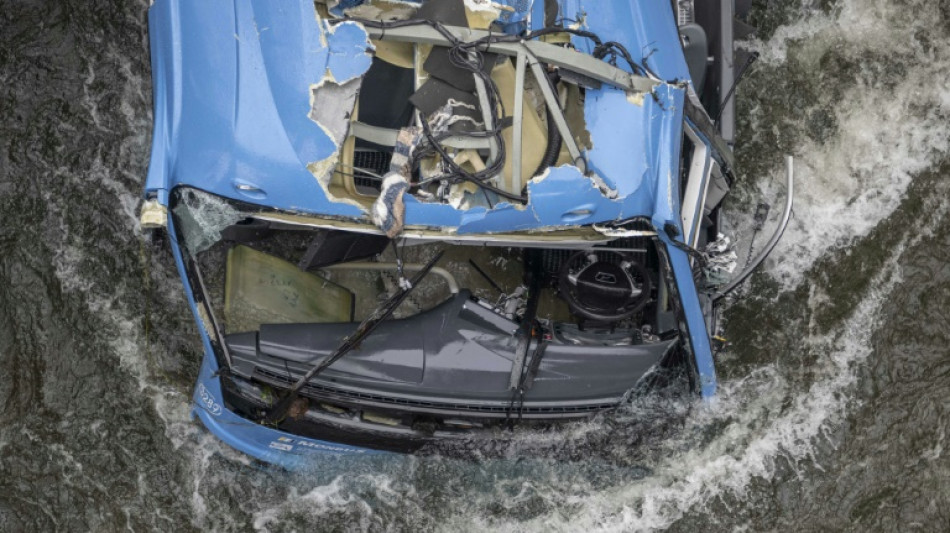 Al menos cinco muertos por la ca&iacute;da de un autob&uacute;s en un r&iacute;o en Espa&ntilde;a