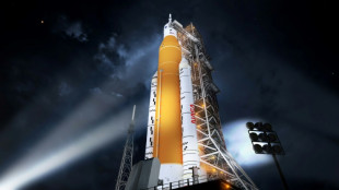La NASA transporta su megacohete lunar a una plataforma de lanzamiento