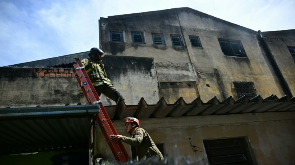 Inc&ecirc;ndio em f&aacute;brica de fantasias no Rio fere 21 na reta final para o Carnaval
