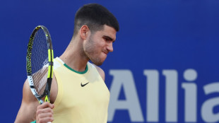 Alcaraz sufre una caída que "duele" ante Jarry en semis del ATP de Buenos Aires