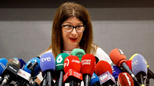 Una militante socialista espa&ntilde;ola intenta sofocar un nuevo esc&aacute;ndalo