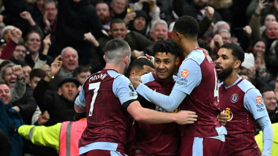 Aston Villa vira sobre Tottenham e entra no 'Top 4' do Ingl&ecirc;s; United bate Everton