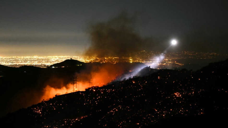 Sobe para 24 o n&uacute;mero de mortos nos inc&ecirc;ndios em Los Angeles com ventos ainda mais perigosos