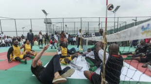 Nigeria: le prince Harry joue au volley-ball avec des vétérans lors de sa visite
