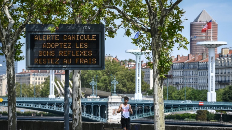 La canicule continue d'&eacute;craser la France, 50 d&eacute;partements en vigilance orange