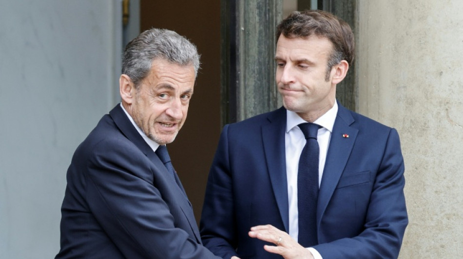 Macron recebe Sarkozy antes de ex-presidente franc&ecirc;s ir para a pris&atilde;o