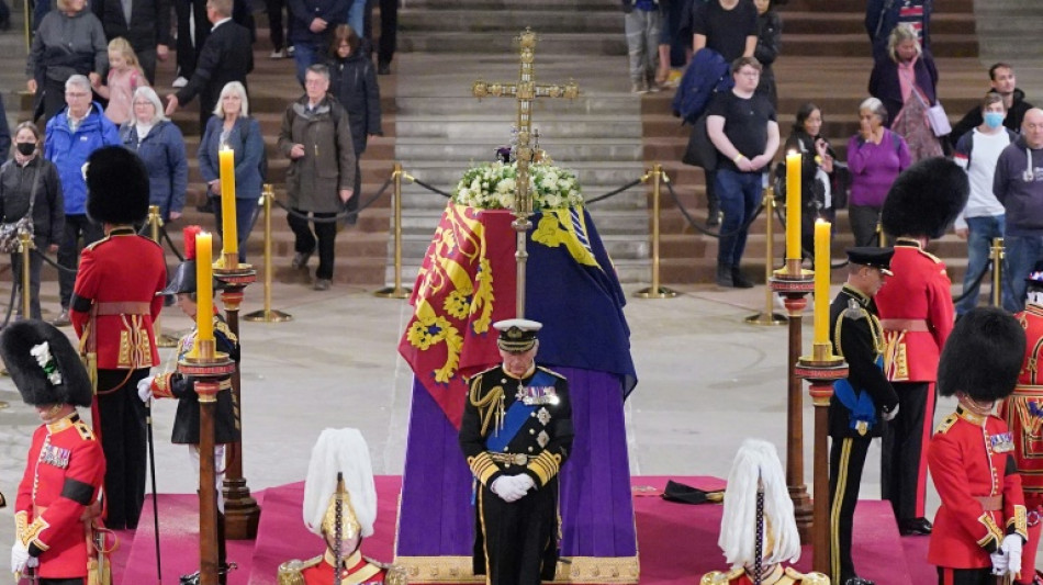 Carlos III y su hijo Guillermo agradecen multitudinario homenaje popular a Isabel II