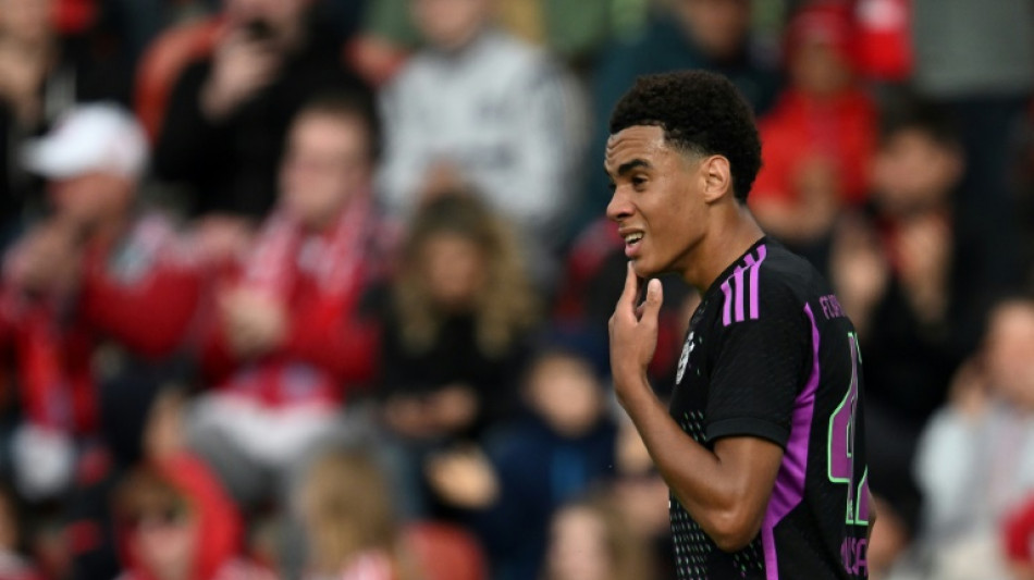 Jamal Musiala sofre les&atilde;o na coxa em treino do Bayern de Munique