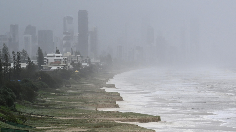 Australia, un morto e migliaia senza elettricit&agrave; per il maltempo