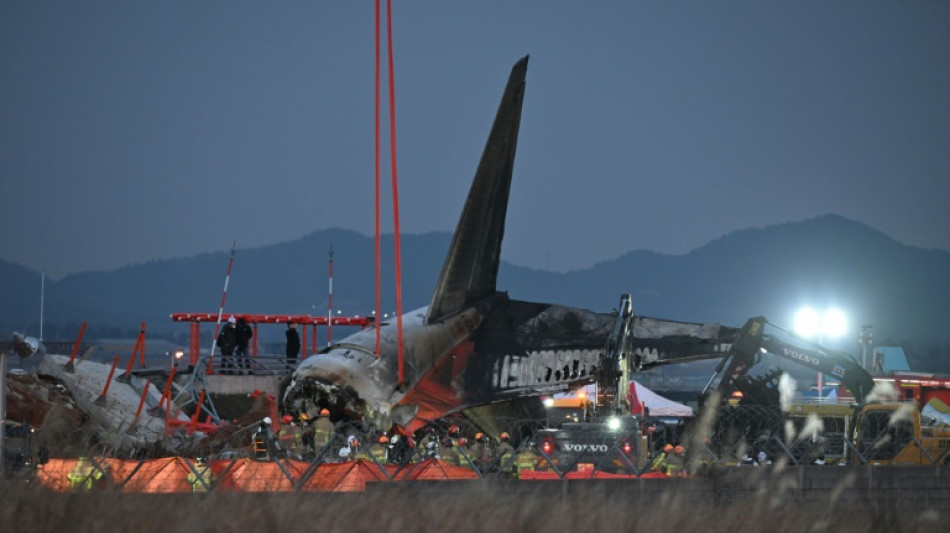 Como&ccedil;&atilde;o e l&aacute;grimas no aeroporto de Muan ap&oacute;s tr&aacute;gico acidente de avi&atilde;o na Coreia do Sul