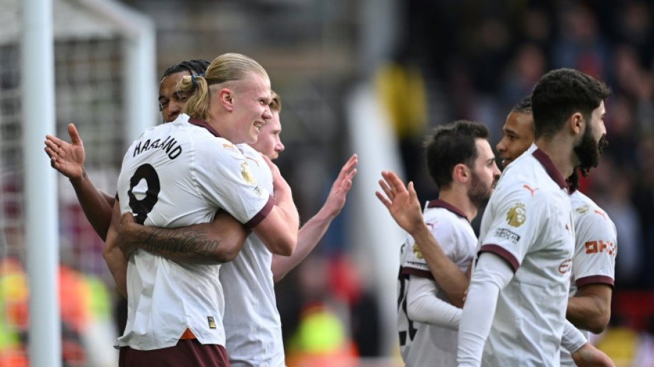 City bate Nottingham Forest e segue na cola do l&iacute;der Arsenal, que vence Tottenham