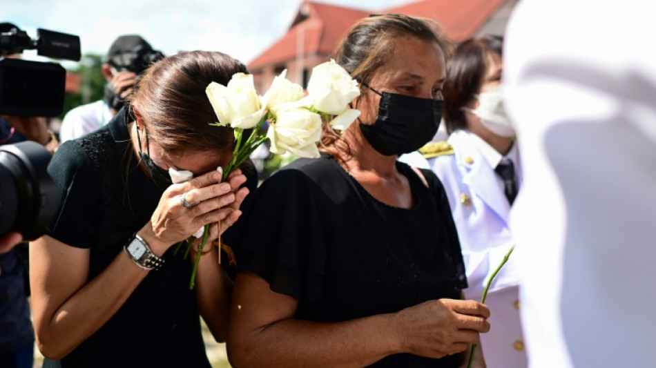 Rosas blancas en el duelo por la matanza en una guarder&iacute;a tailandesa