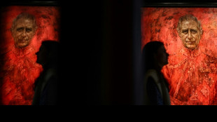 Militantes animalistas atacan un retrato de Carlos III en una galer&iacute;a de Londres