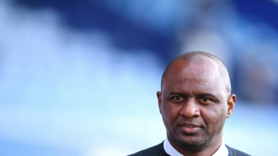 Patrick Vieira derriba de una patada a un aficionado del Everton que le provoc&oacute;