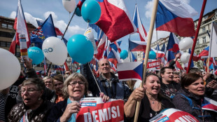 Tausende demonstrieren gegen die Regierung in Prag