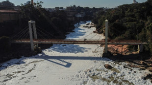 Espuma tóxica cobre rio Tietê no estado de São Paulo