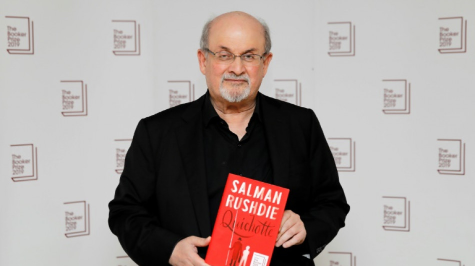 Berichte: Autor Salman Rushdie auf Bühne im US-Bundesstaat New York attackiert