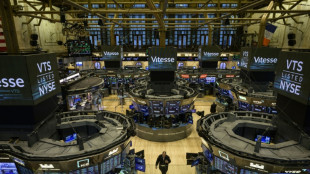 Wall Street ouvre en baisse, d&eacute;&ccedil;ue par la consommation am&eacute;ricaine et Intel