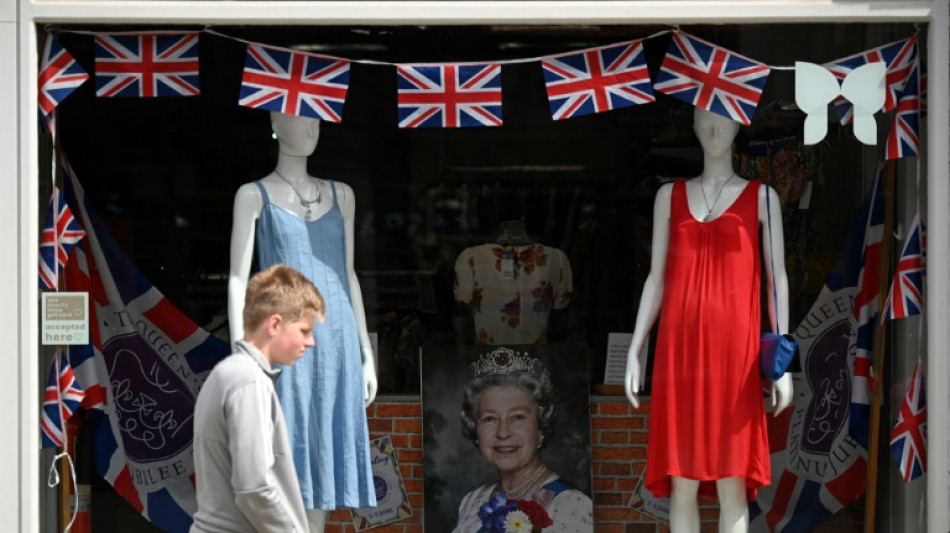 Elizabeth II acclam&eacute;e au balcon de Buckingham pour son jubil&eacute; historique