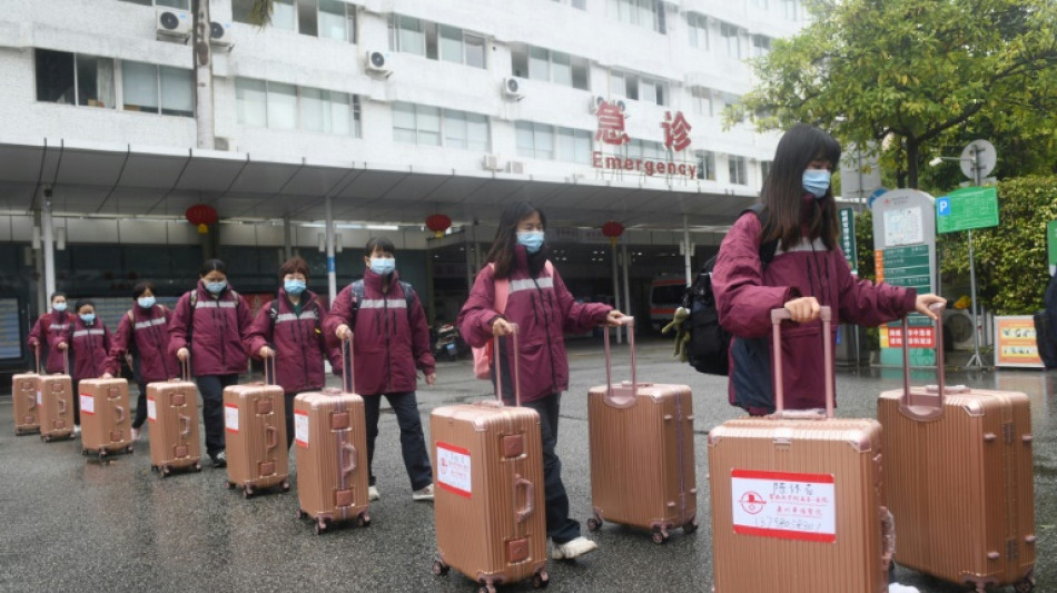 Hong Kong autoriza a personal de salud chino a ejercer en su territorio por el brote de covid