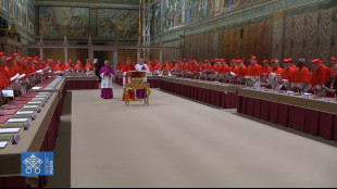 Il nuovo Papa saluta i cardinali, stasera a cena con loro