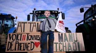 Avant l'ouverture du Salon, tracteurs dans les rues de Paris, imbroglio sur un d&eacute;bat agricole