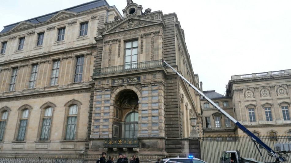 Spectaculaire cambriolage au Louvre, des bijoux "inestimables" d&eacute;rob&eacute;s