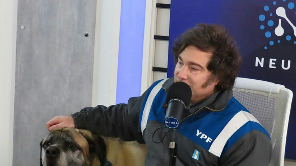 Milei muestra a uno de sus perros, objeto de pol&eacute;mica al comienzo de su mandato en Argentina