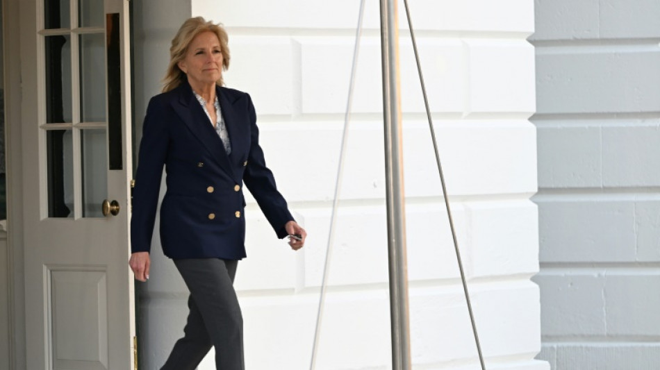 Jill Biden l&auml;sst verd&auml;chtigen Fleck am Auge entfernen