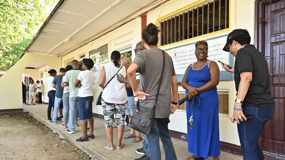 La Giamaica al voto, lunghe code ai seggi ed esito incerto
