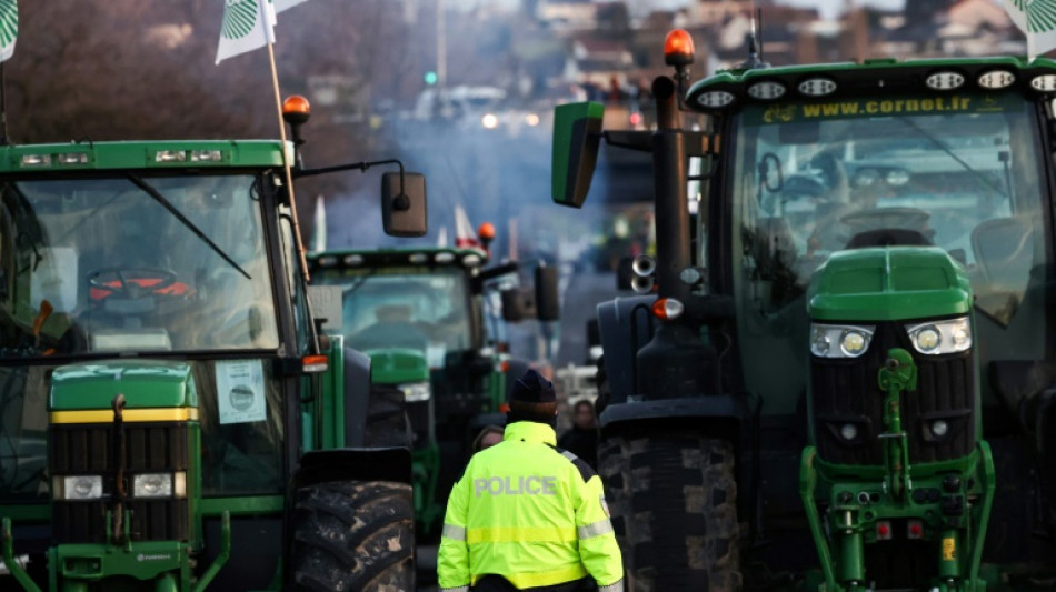 Les agriculteurs d&eacute;termin&eacute;s &agrave; maintenir la pression autour de Paris comme &agrave; Bruxelles