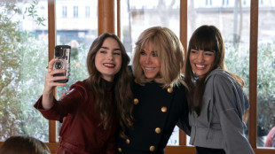 La primera dama de Francia, Brigitte Macron, aparecer&aacute; en la serie "Emily en Par&iacute;s"