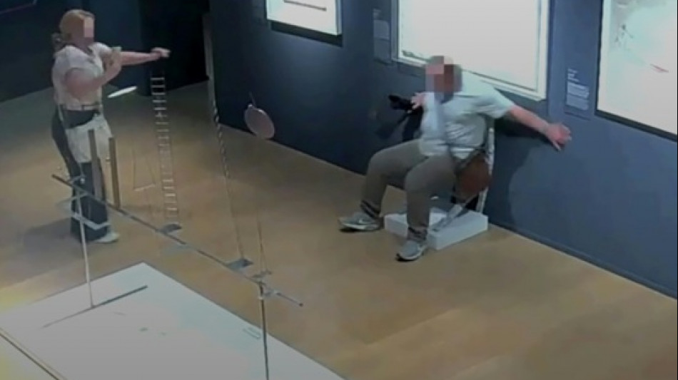 Museu de Verona processa homem que se sentou em cadeira de cristais e a quebrou