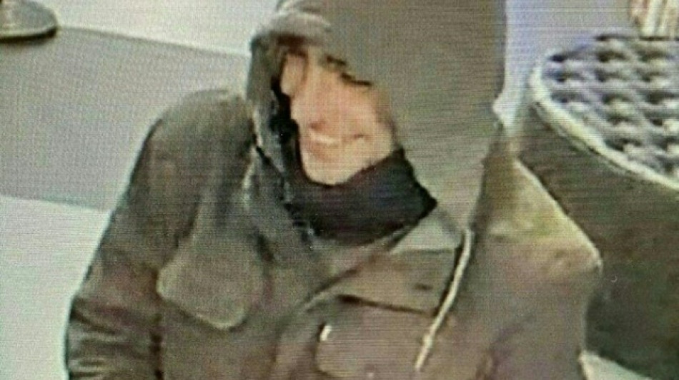 Pol&iacute;cia usa DNA, telefone e fotos para encontrar assassino de executivo em NY