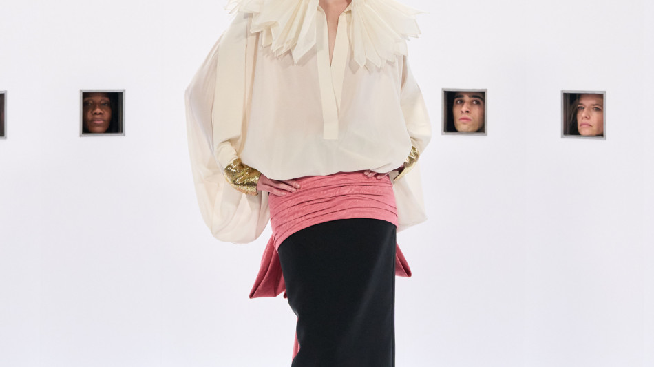 Valentino, il tributo all' "imperatore" e le divinit&agrave; di Alessandro Michele