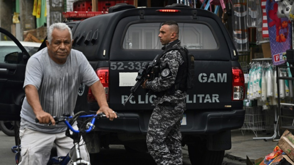 Pol&iacute;cia faz opera&ccedil;&atilde;o em dez favelas do Rio para travar guerra entre traficantes e mil&iacute;cia