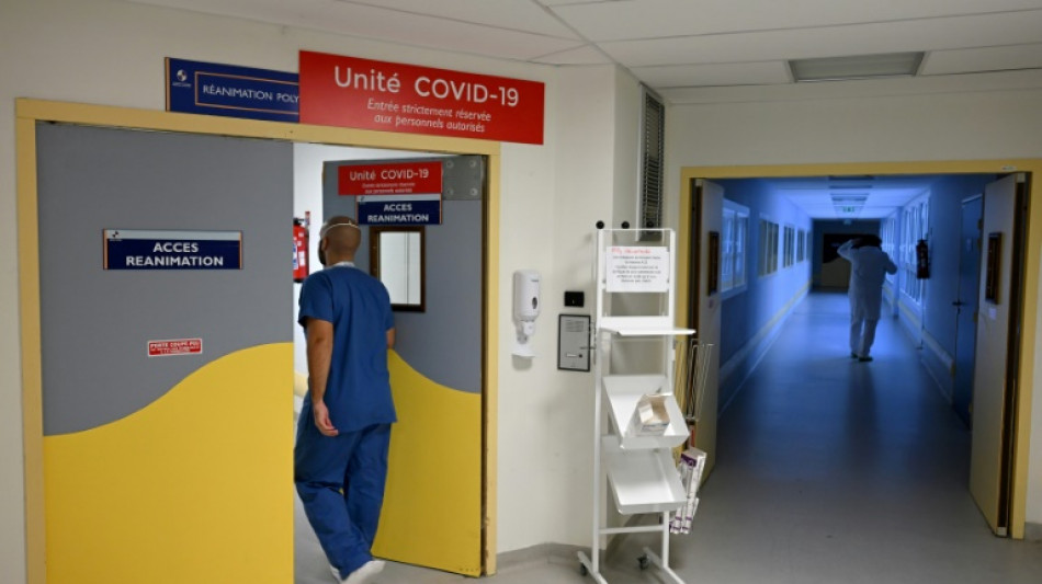 Covid-19 en France: le nombre de personnes hospitalisées continue à baisser