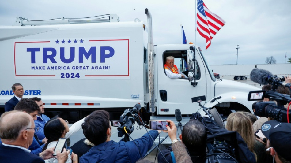 Trump sobe em caminh&atilde;o de lixo ap&oacute;s deslize de Biden