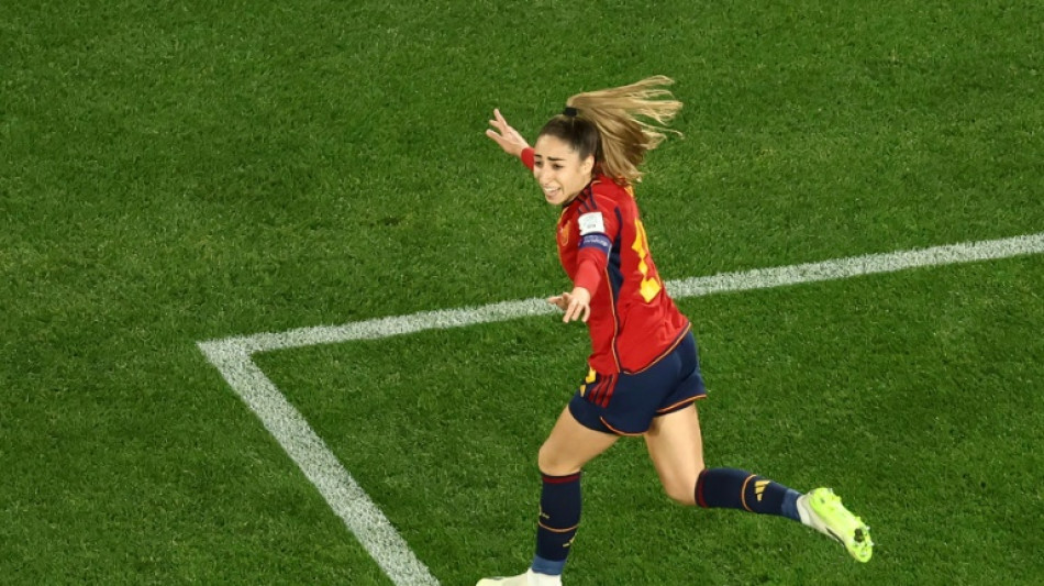 Autora do gol do t&iacute;tulo da Espanha, que perdeu o pai no dia da final, agradece apoio