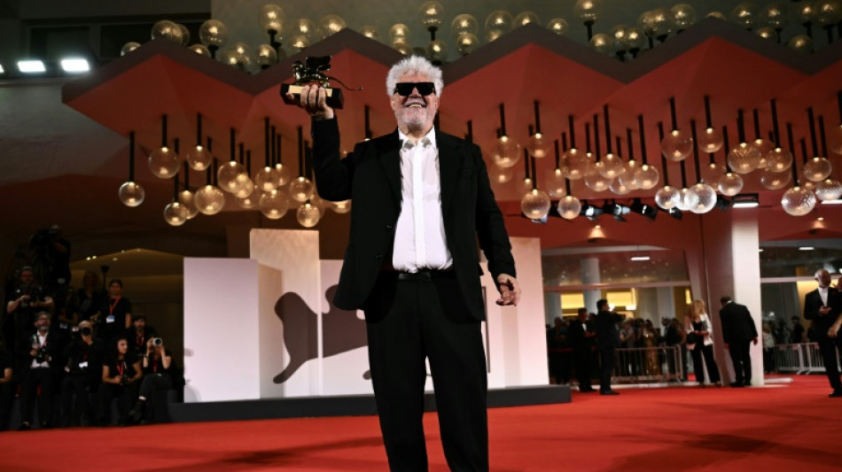 Tras rodar en ingl&eacute;s, Pedro Almod&oacute;var vuelve al espa&ntilde;ol con "Amarga Navidad"