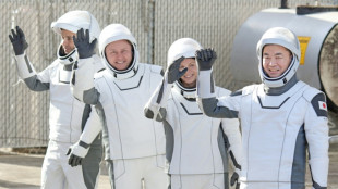 Cuatro astronautas de la Estaci&oacute;n Espacial inician retorno anticipado a la Tierra por problema de salud