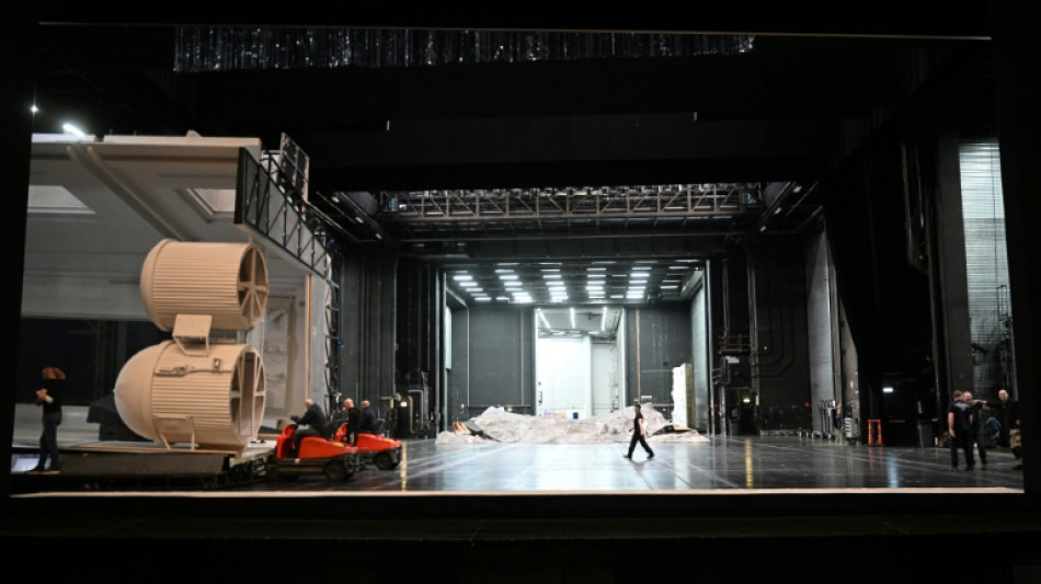 Dans les entrailles de l'Op&eacute;ra Bastille, le ballet des machinistes