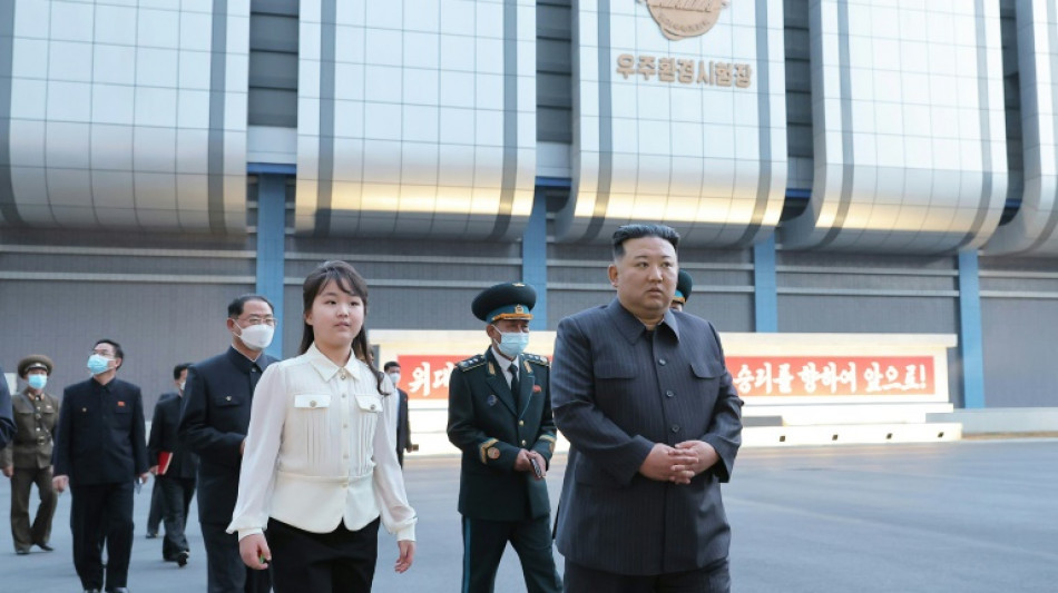 Líder norte-coreano inspeciona primeiro satélite espião (imprensa estatal)
