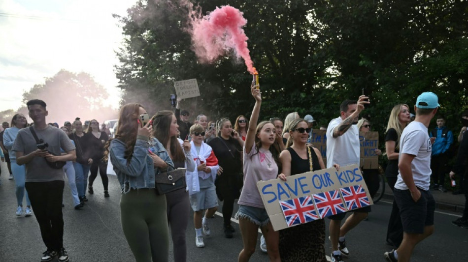 New clashes outside London hotel housing migrants